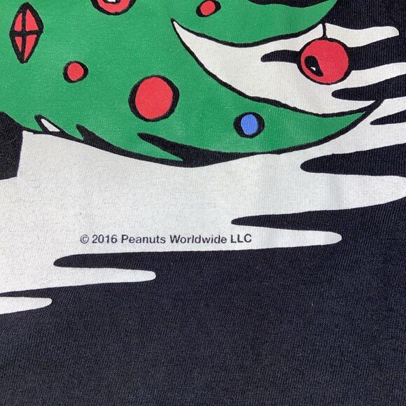 Peanuts Snoopy Christmas Tree 2016 T-Shirt Sz S/M Black Graphic Falling Snow Dog - Picture 3 of 9